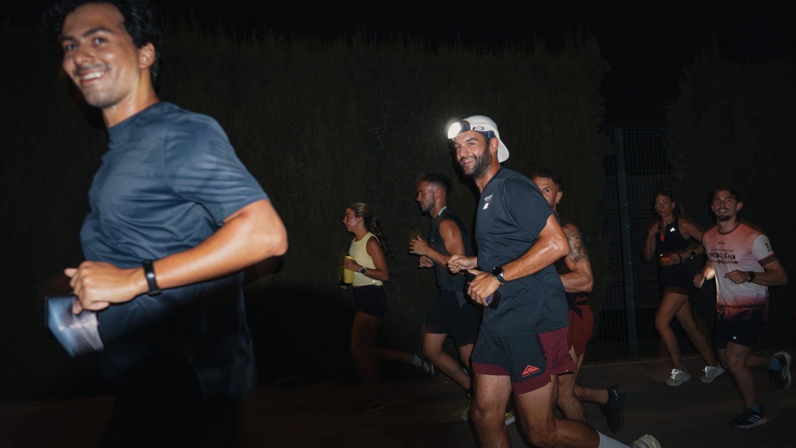 NORUSH grupo corriendo de noche con frontal