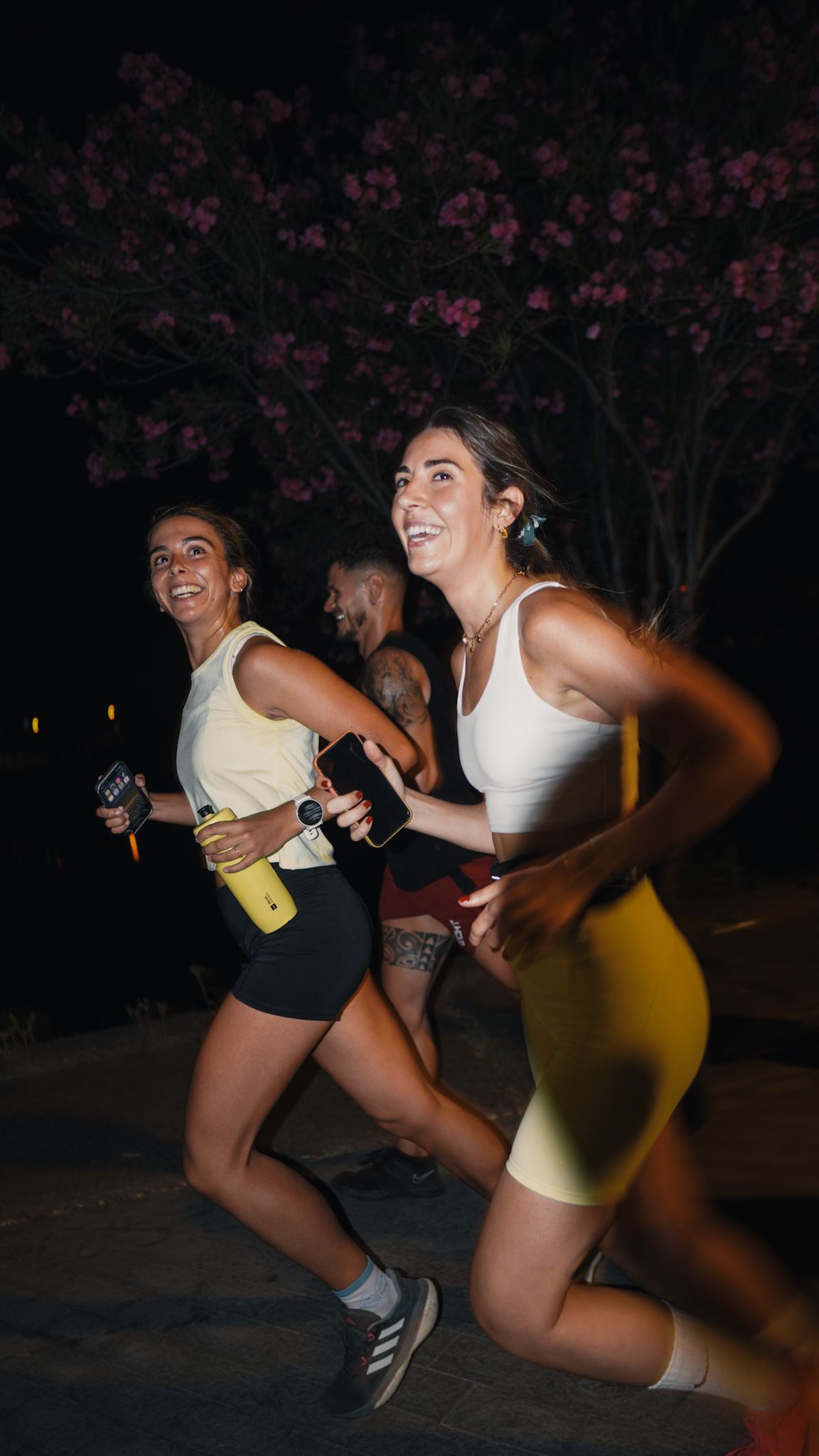 Runners sonriendo durante la salida nocturna